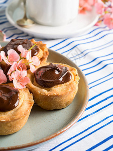 果仁蛋糕樱桃果酱和巧克力霜冻花朵的浪漫桌布图片
