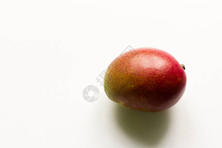 白色背景上的新鲜成熟芒果背景图片
