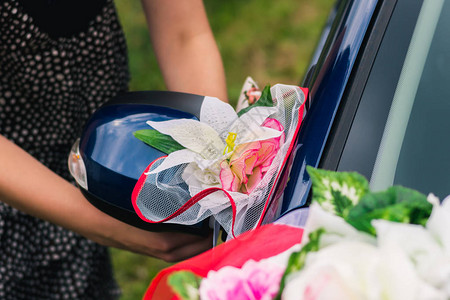 装饰婚礼车用人工花朵和拉皮条图片