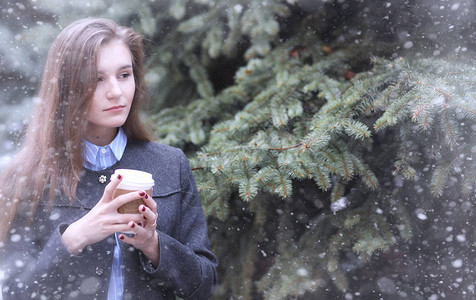 冬天户外的年轻女孩模特在冬日在户外摆姿势节日周末在街图片
