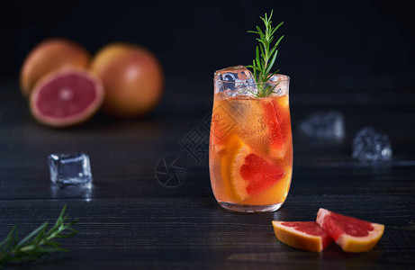 葡萄柚和迷迭香的单杯酒精鸡尾酒选择聚焦图片