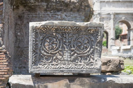 罗马帝国创造的雕刻有花卉装饰的石块该街区位于意大利罗图片