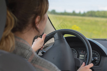 年轻女子驾驶汽车图片