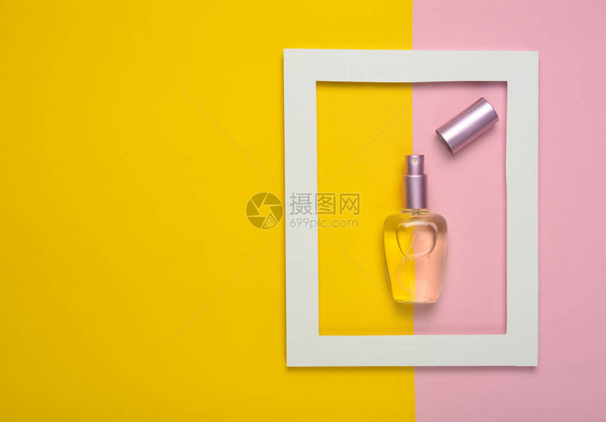 彩色糊面背景的白框中的香水瓶最小趋图片