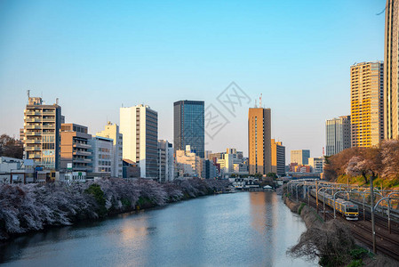 外堀公园是沿着JR中央线总武线的外护城河从饭田桥站到四谷站的图片