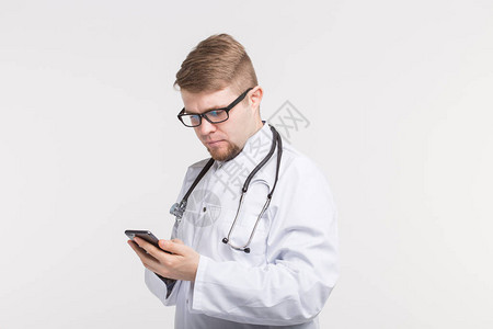 健康与医学戴听诊器的医生在白色背景图片