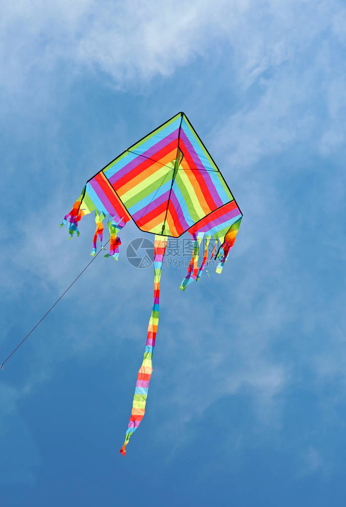 彩虹色的风筝在蓝天高飞图片