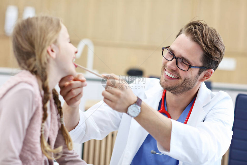 显示在诊所的小女孩正在接受喉科医图片