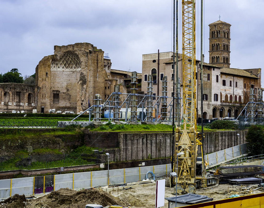 为在ROME建造地铁线而建造的一台起重机位于Coliseum附近图片