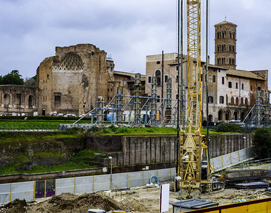 为在ROME建造地铁线而建造的一台起重机位于Coliseum附近图片