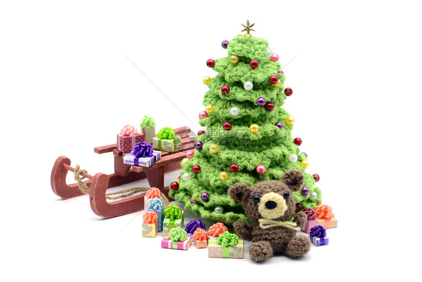 圣诞树和泰迪带礼物在雪橇图片