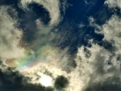 暴风雨中的彩云天空图片