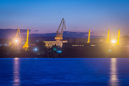 夜间保加利亚工业港口有起图片