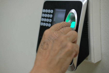 手扫描门禁机上的指纹小时工作时间记图片