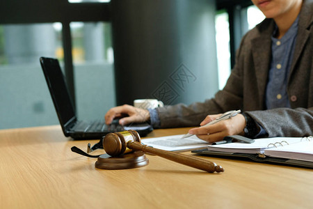 法官使用文件计算机法庭上的法律小木槌律师在法庭图片