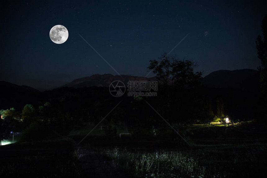 满月之夜穿过森林的山地路黑暗蓝天和月图片