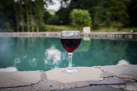 在泳池边喝高杯饮料夏日刷新紫汁鸡尾酒或葡萄酒山林背景图片