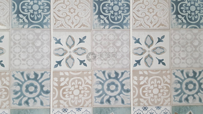 彩色突尼斯瓷砖的彩色复古瓷图片