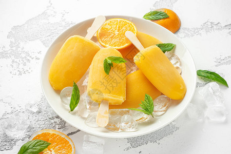 冰棒冰棒和糖橙汁粘在棍子上用冰的白图片