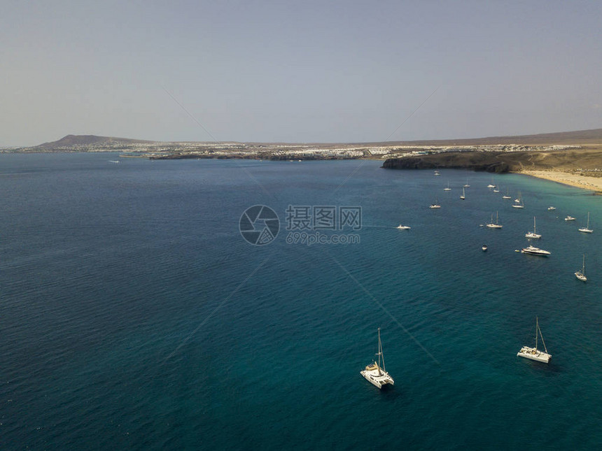 漂浮在透明海面上的停泊船只的鸟瞰图水肺潜水和暑假加那利海岸图片