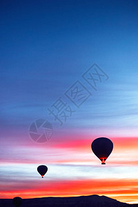 美丽的气球在夏天的山地风景背下出现图片