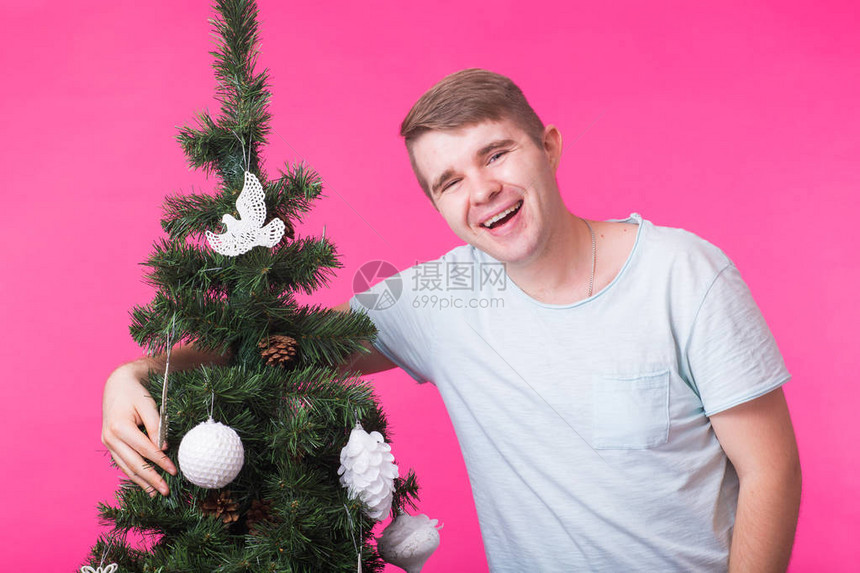 假日和人的概念快乐的人与圣诞树在图片