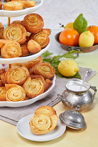 在嘉年华期间由油炸面糊饼制成的典型甜食用橙色芝士和蜂蜜调味图片