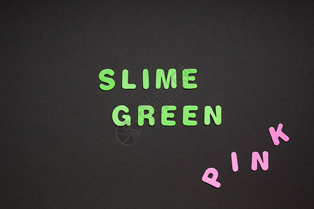 由塑料字母Slime绿色写作制的有创意的多彩文字图片