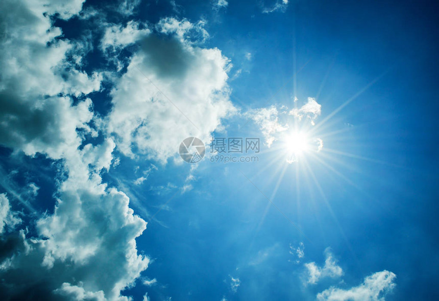 与云彩和太阳的蓝天图片