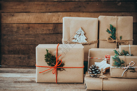 圣诞快乐和新年节日的标牌是圣诞手工制作的礼物鲁斯特工艺品礼盒图片