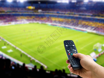 在足球或足球比赛电视或电视上握图片