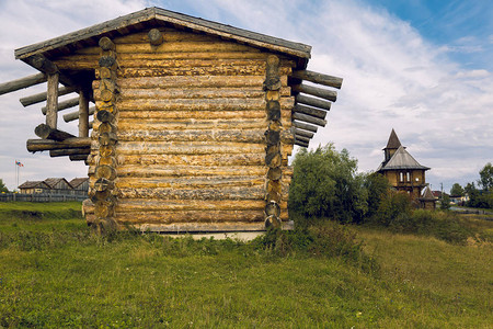 在蓝天背景下用原木建造的营房背景图片