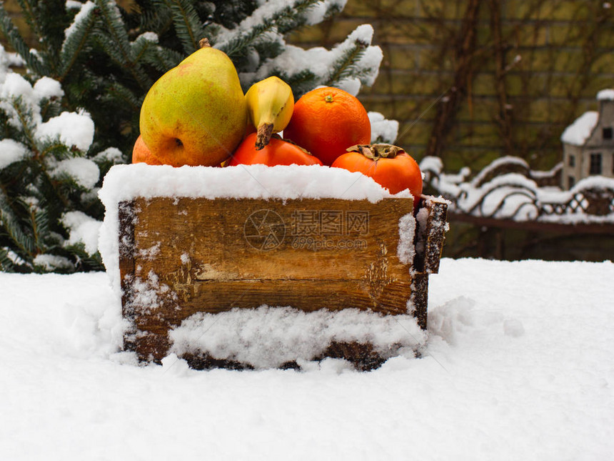 木箱中甜食的每西门香蕉梨和橙子冬图片