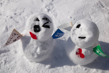 雪人堆在雪地上笑容灿烂图片