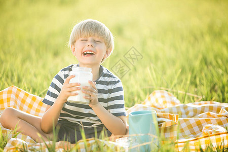 可爱的小孩喝牛奶可爱图片