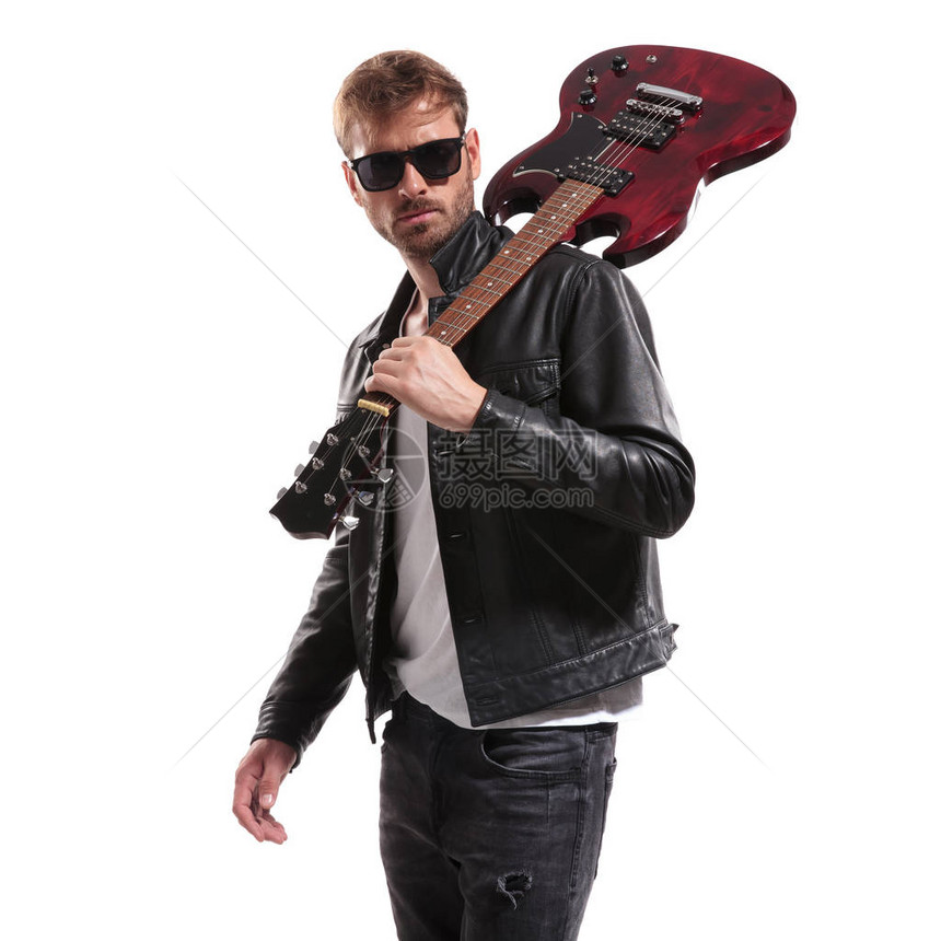 身穿黑色皮夹克的酷吉他手肖像站在白色背景上图片