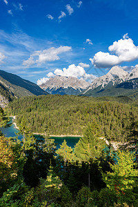 祖格斯皮茨2962米是威特斯坦山脉和盲赛的最高峰背景