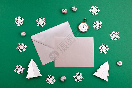绿色背景上的节日圣诞节模型以纸作文字和图片