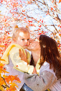 女孩和她妈在秋天的公园里散步图片