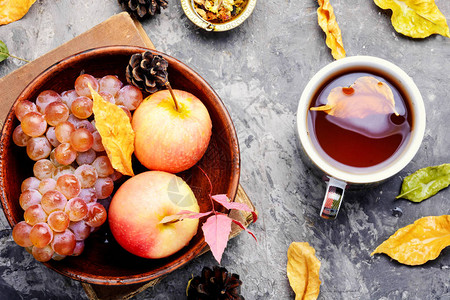 秋天落叶和苹果的茶叶背景Aut图片