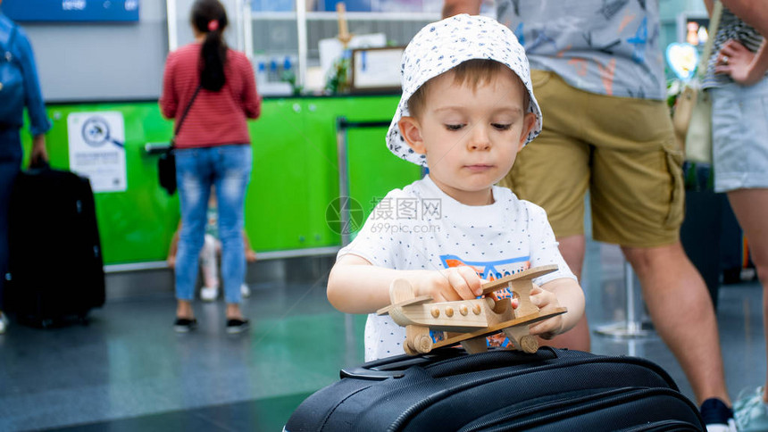 国际机场候机中带有玩具飞机的幼儿图片