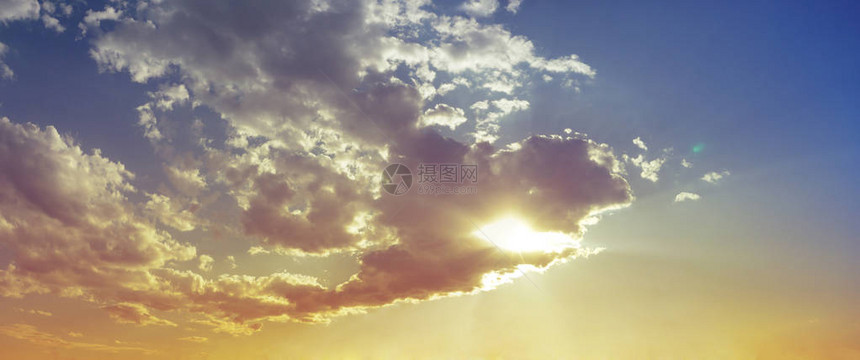 美丽宽阔的蓝色金天空和云彩图片