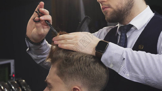 裁剪的专业理发师在理发店工作图片