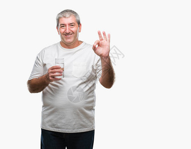 英俊的老年在孤立的背景下喝杯水用手指做好标记完图片