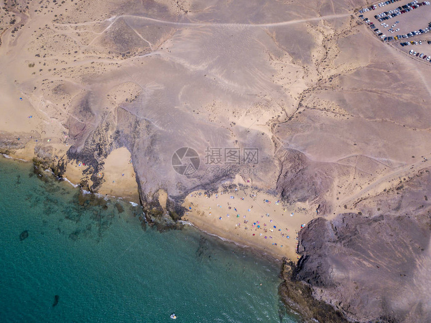 西班牙加那利岛兰萨罗特岛锯齿状海岸和海滩的鸟瞰图道路和土路探索岛屿的步行路线海滩上的沐浴者大西图片