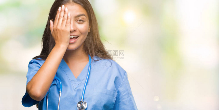 年轻的阿拉伯医生外科医生女人在孤立的背景下用手捂住一只眼睛图片