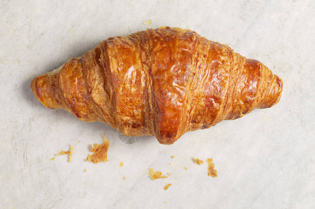白色大理石背景的Croissant关图片