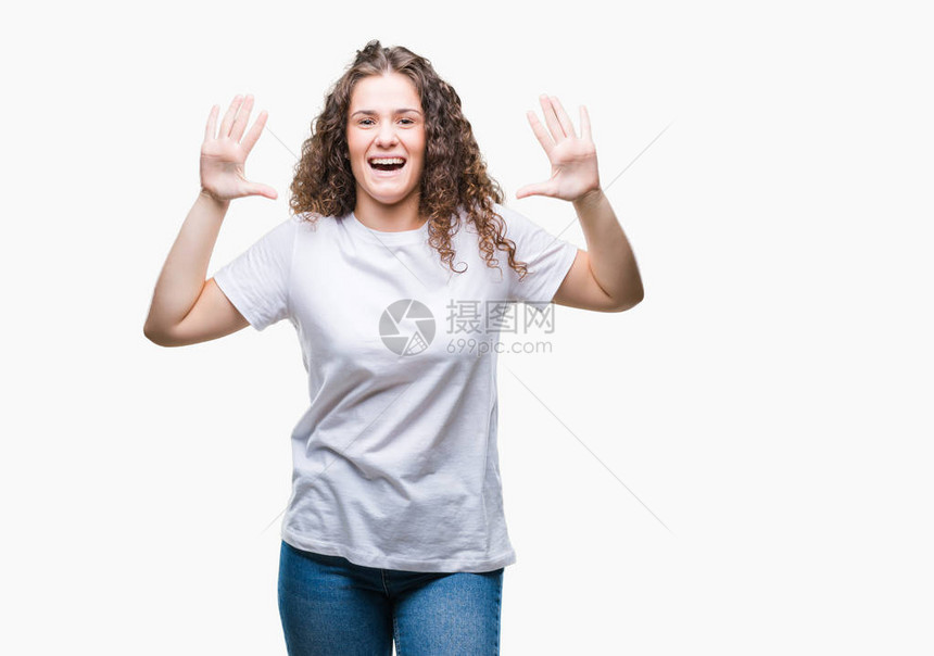 美丽的黑发卷年轻女孩穿着休闲t恤在孤立的背景下展示并用十号手指向上方图片