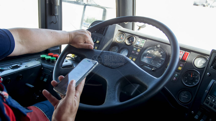 不负责任的人在驾驶卡车时键入电话号码的特写照片运输中的危险不图片