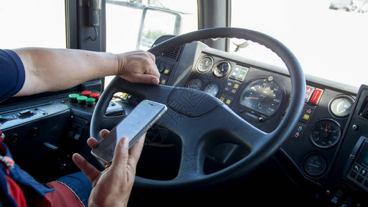 不负责任的人在驾驶卡车时键入电话号码的特写照片运输中的危险不背景图片